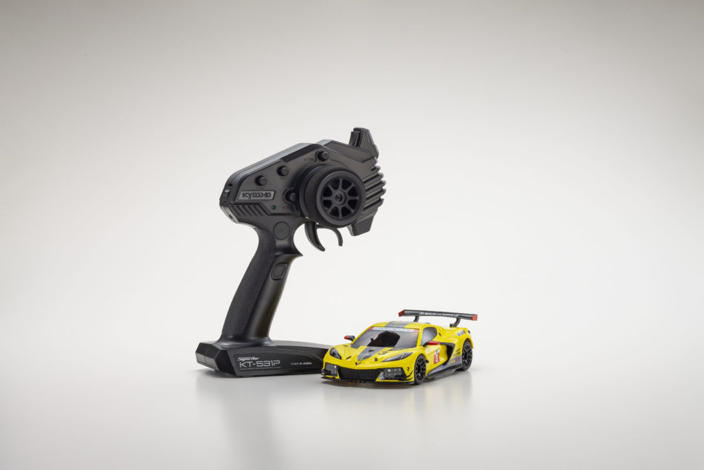 CHEVROLET® CORVETTE® C8.R_Yellowを右前から撮った写真