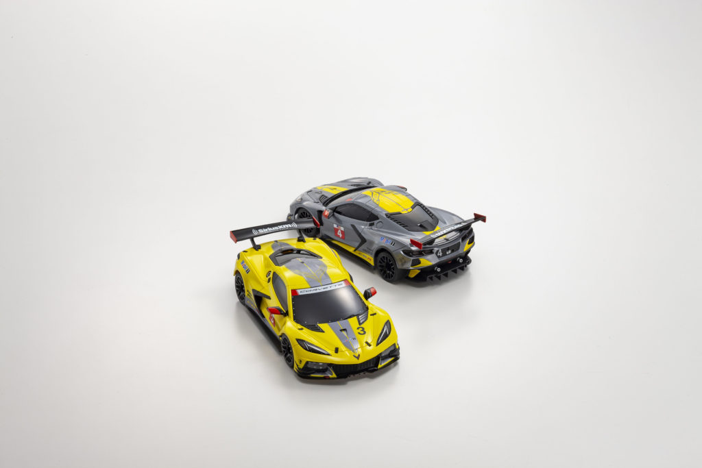 CHEVROLET® CORVETTE® C8.R_Gun MetallicとYellowを並べて撮った写真
