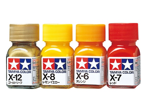 エナメル塗料4つを並べて撮った写真